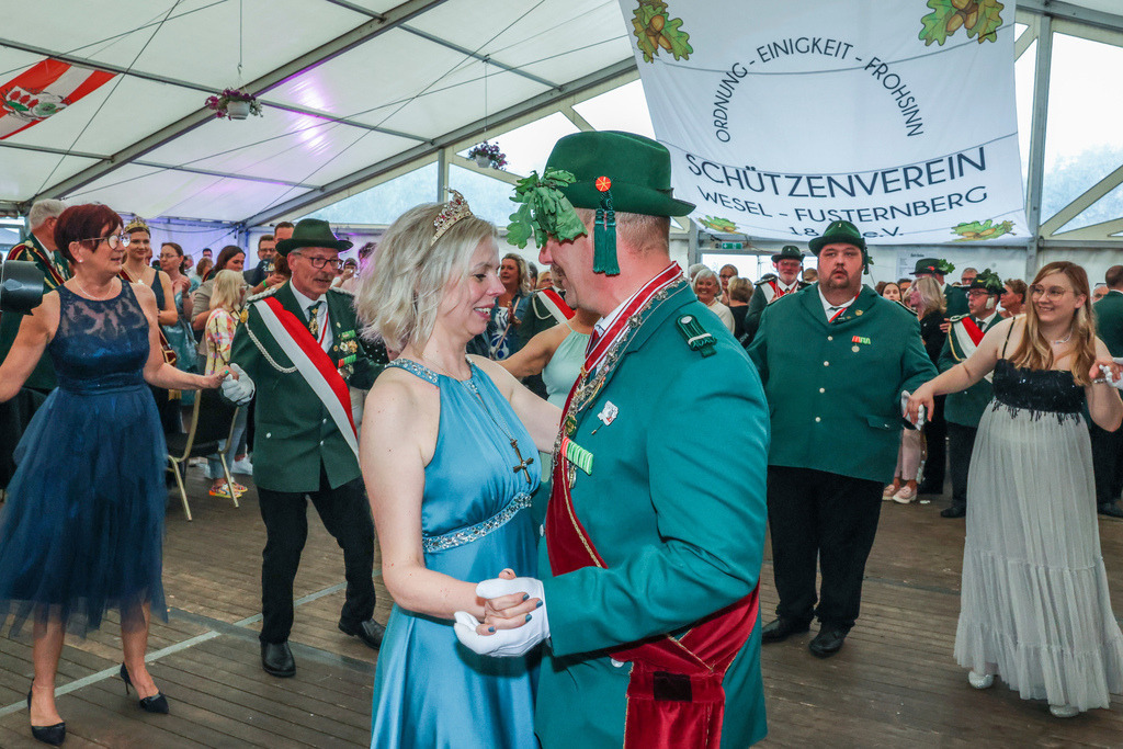 top-top.de 240601-217 | Foto, Video, Fotografie, Videografie, Fotobox, DJ, Discjockey, Musik, Musikbox, Veranstaltung, Photobooth, Amazon, Ebay, Buchtipp, Bestseller, Autor, Verlag, Buch, Wesel, Hamminkeln, NRW, Dinslaken, Rees, Drohne, Hochzeit, Party, Fotobox, Wesel, Fotograf