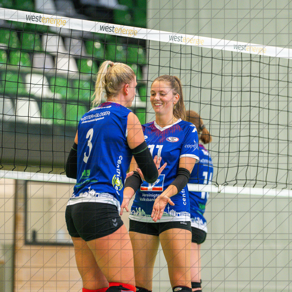 2. VBL Nord 25/26 | VC Osnabrück | Trainingsimpressionen | Freude bei LAMMERS Lisa (Volleyballclub Osnabrück e.V. #3) und MASSELINK Lisanne (Volleyballclub Osnabrück e.V. #11) über eine gelungene Aktion.//  01.09.25: 2. VBL Nord 25/26 | VC Osnabrück | Trainingsimpressionen / Osnabrück / Deutschland  //   CREDIT:www.bullenfotos.de, Martin König, Hörner Weg 40, D-49078 Osnabrück, +4917663732967 // Nutzung und Weitergabe nur zu den vereinbarten Zwecken. Presseanfragen an Ersteller. Alle Rechte beim Ersteller. Honorierung nach MFM. - Realisiert mit Pictrs.com