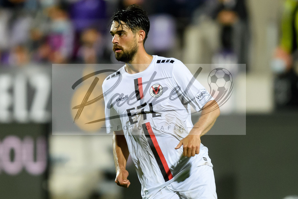 OSNVKO2021090620210906_222 | Fussball, Herren: Aaron Berzel (FC Viktoria Koeln) schaut beim Spiel der 3. Liga zwischen VfL Osnabrueck und FC Viktoria Koeln im Stadion an der Bremer Bruecke am 06.09.2021 in Osnabrueck, Deutschland.DFB / DFL REGULATIONS PROHIBIT ANY USE OF PHOTOGRAPHS AS IMAGE SEQUENCES AND/OR QUASI-VIDEO. - Realisiert mit Pictrs.com