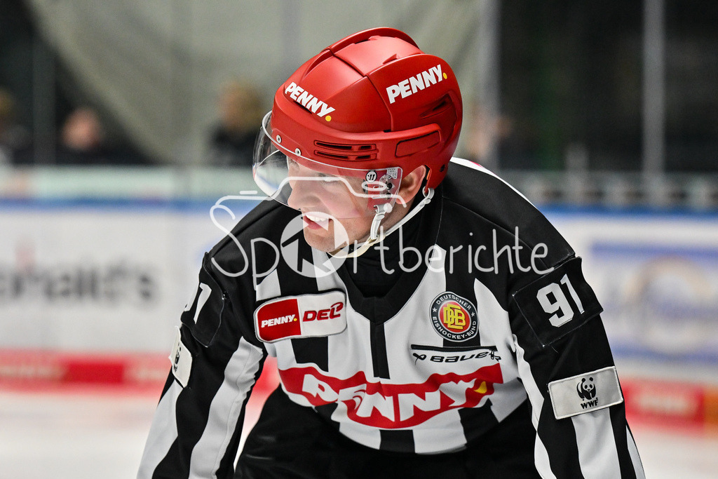 Augsburger Panther - Dresdner Eislöwen | AUGSBURG, GERMANY - 04. DECEMBER: im Bild Linienrichter Tobias SCHWENK / Einzelfoto / Freisteller während dem Match zwischen den Augsburger Panthern und den Dresdner Eislöwen am 25 Spieltag der PENNY DEL im Curt Frenzel Stadion