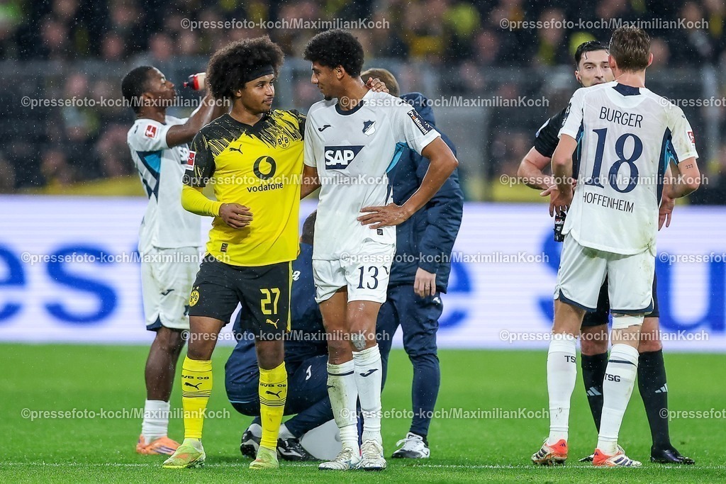 BVB07122501034 | 07.12.2025, Fußball, Borussia Dortmund - TSG 1899 Hoffenheimt, 1. Fußball Bundesliga, 13. Spieltag, Signal Iduna Park, Saison 2025 2026: Karim Adeyemi&nbsp;(BVB #27) umarmt Bernardo&nbsp;(TSG Hoffenheim #13) freundschaftlich  DFB regulations prohibit any use of photographs as image sequences and or quasi-video.