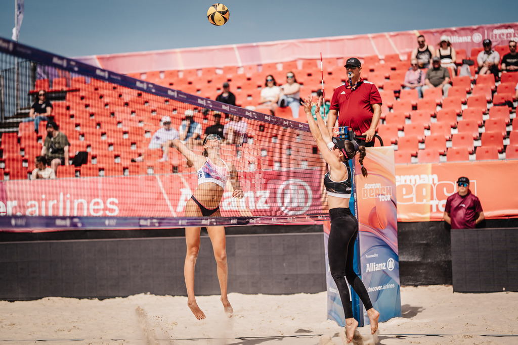 Beachvolleyball | Frauen | Allianz German Beach Tour 2025 | Tourstop Bremen | 13.06.2025 | v.l. Rika Dieckmann beim Angriff gegen Lisa-Sophie Kotzan