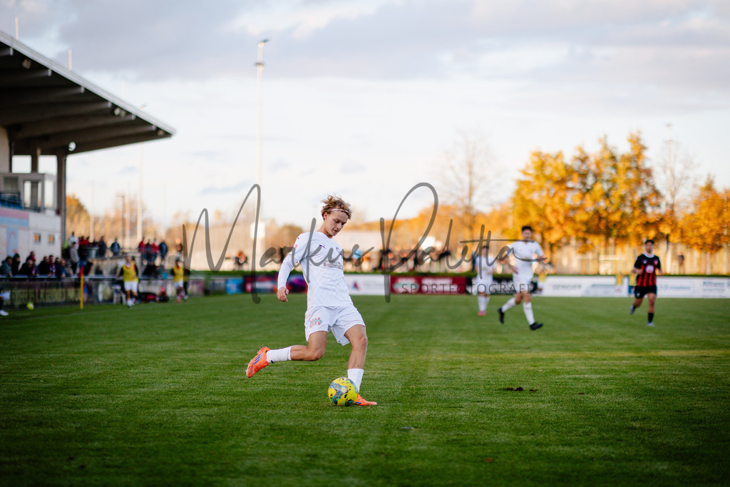 Oberliga Westfalen, Saison 2025/26, 13. Spieltag: 1. FC Gievenbeck - Türkspor Dortmund 2000 | Münster, 02.11.2025: Oberliga Westfalen, 13. Spieltag, 1. FC Gievenbeck empfängt Türkspor Dortmund 2000 im Sportpark Gievenbeck in Münster. Foto: sportfotografie.ms | Markus Paletta - Realisiert mit Pictrs.com