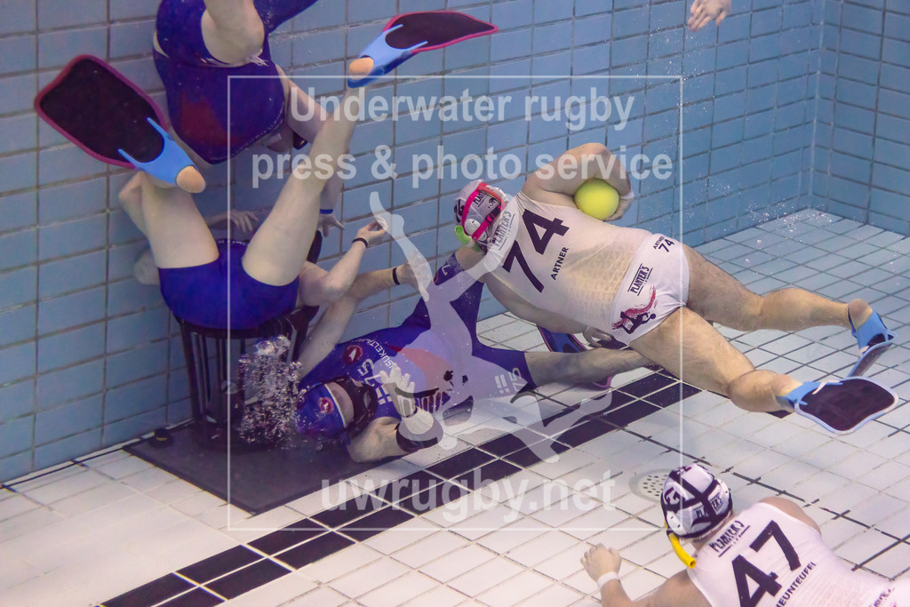 GER, Urheilusukeltajat(Finnland) vs. UWRC Wien (Österreich), Herren,  Unterwasser-Rugby, Champions Cup 2024, 24.11.2024 | Akos Artner (UWRC Wien, #74) greift das finnische Tor an. Der Verteidiger Janne Lind (Urheilusukeltajat, #75) versucht den Angreifer auf Abstand zu halten. - Realisiert mit Pictrs.com
