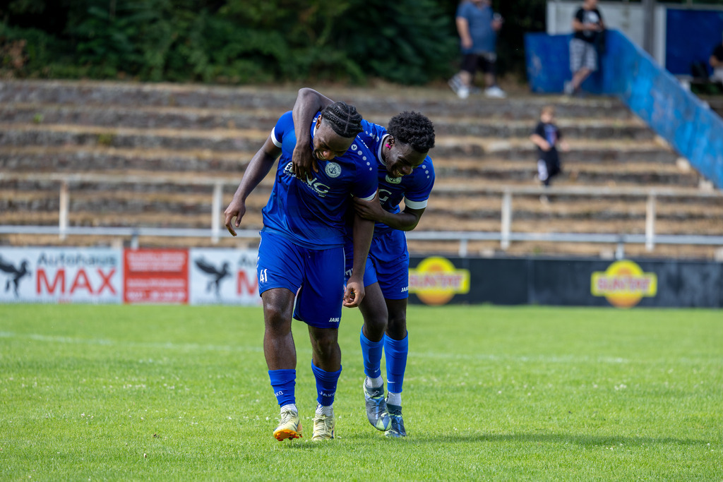 Landespokal Südwest, 2. Runde: SV Südwest Ludwigshafen gegen ASV Fußgönheim (4:0)***Jubel nach dem 3:0 durch Rodney-Francis Peprah (41, Ludwigshafen) | Landespokal Südwest, 2. Runde: SV Südwest Ludwigshafen gegen ASV Fußgönheim (4:0)***Jubel nach dem 3:0 durch Rodney-Francis Peprah (41, Ludwigshafen) - Realisiert mit Pictrs.com