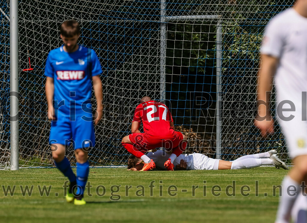 2023-07-22_067_FC_Eitting_gegen_FC_Moosinning | Eitting, Deutschland, 22.07.2023:
Fußball, Kreisliga 2023 / 2024, Testspiel, FC Eitting gegen FC Moosinning, Endergebnis: 0:4

Torwart Aaron Siegl (FC Moosinning, #27), Dennis Stauf (FC Moosinning, #15)

Foto: Christian Riedel / fotografie-riedel.net