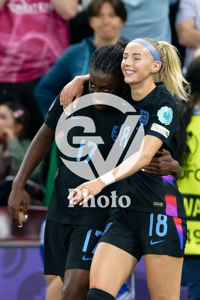 England v Italy - UEFA Women's EURO 2025 Semi-Final | GENEVA, SWITZERLAND - JULY 22:  Chloe Kelly of England (R) celebrates after scoring her team's second goal with teammates Michelle Agyemang (L) of England during the UEFA Women's EURO 2025 Semi-Final match between England and Italy at Stade de Geneve on July 22, 2025 in Geneva, Switzerland. (Photo by Giuseppe Velletri/Sports Press Photo/Getty Images)
