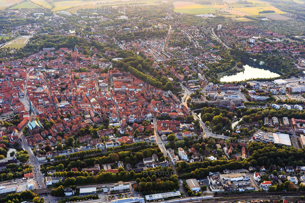 Luftbild: Altstadt in Lüneburg im Bundesland Niedersachsen in Deutschland. Foto: IMG_110124.jpg vom 16.08.2018 durch Werner Riehm/FLY-FOTO.de
