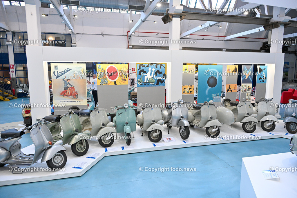 Italien_ Toskana_ Provinz Pisa_ Pontedera_ Vespa_ 29.05.2024-59 | 29.05.2024, Italien, ITA, Toskana, Pontedera im Bild Piaggio, Vespa, Museum

Piaggio ist ein italienischer Fahrzeughersteller mit Sitz in Pontedera. Das Unternehmen produziert verschiedene Mofas und Motorroller, unter anderem die Vespa, das Lastendreirad Ape sowie den Kleintransporter Porter. Zum Konzern gehören auch die Motorradmarken Aprilia, Derbi, Gilera, Laverda und Moto Guzzi. 
Quelle: Wikipedia