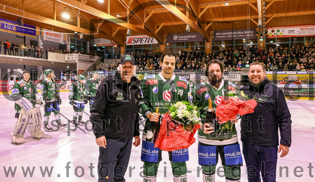2024-02-02_014_TSV_Erding_gegen_ERSC_Amberg | Erding, Deutschland, 02.02.2024:
Eishockey, Bayernliga Vorrunde 2023 / 2024, 30. Spieltag, TSV Erding gegen ERSC Amberg, Endergebnis: 1:0

Daniel Krzizok (Erding Gladiators, #18), Rudolf Lorenz (Erding Gladiators, #91), David Whitney (Erding Gladiators)

Foto: Christian Riedel / fotografie-riedel.net