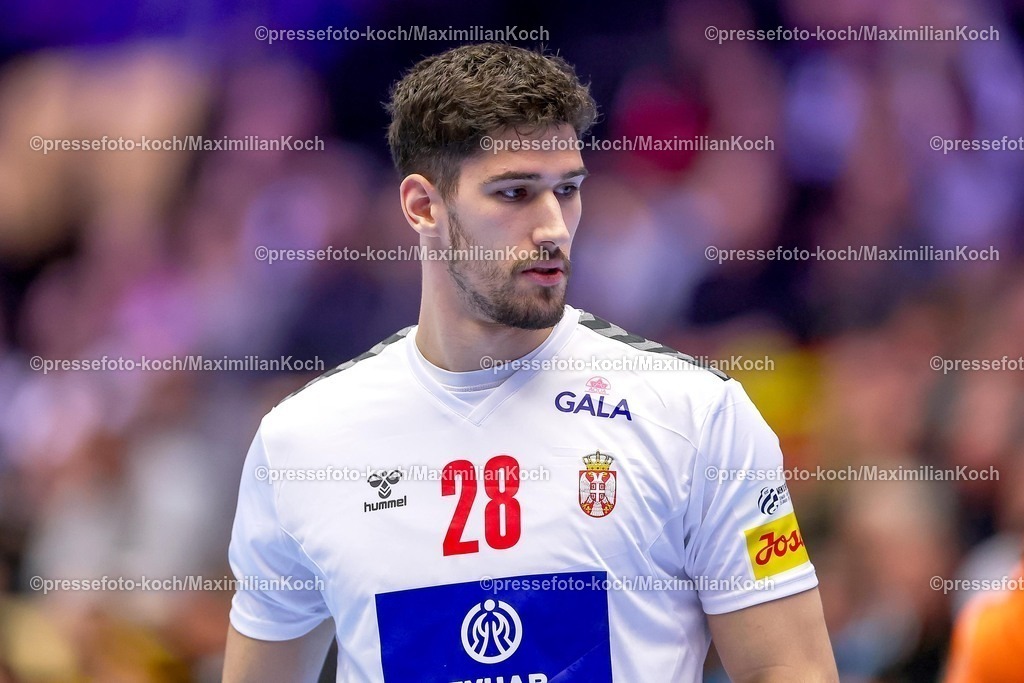 EHF15012601120 | 15.01.2026, Handball, Men's EHF EURO 2026, Spanien - Serbien, Jyske Bank Boxen in Herning, Dänemark, Preliminary Round:  Uros Mitrovic (Serbien #28) 