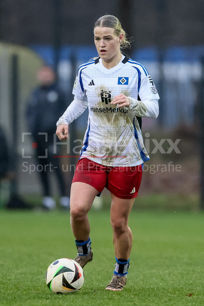 Fussball, 2. Frauen-Bundesliga, Hamburger SV - SV Meppen | v.li.: Mia Büchele (Hamburger SV, 17) am Ball, Freisteller, Einzelbild, Ganzkörper, Aktion, Action, Spielszene, DIE DFB-RICHTLINIEN UNTERSAGEN JEGLICHE NUTZUNG VON FOTOS ALS SEQUENZBILDER UND/ODER VIDEOÄHNLICHE FOTOSTRECKEN. DFB REGULATIONS PROHIBIT ANY USE OF PHOTOGRAPHS AS IMAGE SEQUENCES AND/OR QUASI-VIDEO.