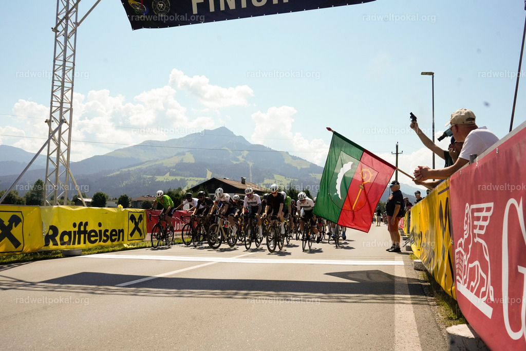 108_20230817_Bewerb_Maenner_Muehlanger | AUT - OESTERREICH, 2023-08-16: SPORT RENNRAD-FAHREN - 55. INTERNATIONALER RADWELTPOKAL IN ST. JOHANN IN TIROL  - Vintage-Radrennen mit WM-Bronze-Medaillen-Siegerin Christina Schweinberger, den Teilnehmer und Alexander Baumann (vom Orginastions-Team) - TAG 2 BEWERB MAENNER IN SECHS GRUPPEN  ; Foto: Roland Muehlanger