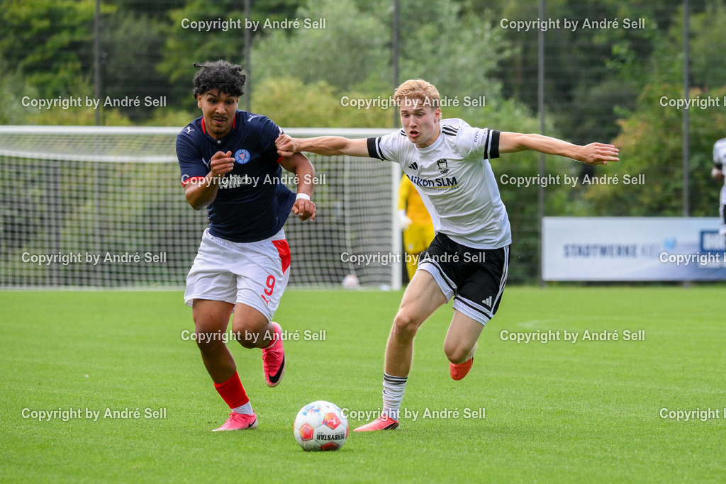 Holstein Kiel II vs 1. FC Phönix Lübeck II | Islam Matene (Holstein #9) vs Avid Krogmann (Phönix #23) / Fußball-Oberliga Männer 2026/2027 / Holstein Kiel II vs 1. FC Phönix Lübeck II / Citti Fussball Park - Projensdorf / Kiel / 08.08.26 - Realisiert mit Pictrs.com