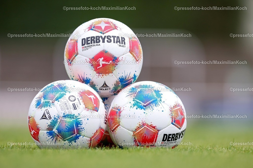 1FC12072501057 | 12.07.2025, Fußball, SV Bergisch Gladbach 09 - 1. FC Köln, Testspiel, BELKAW-Arena, Saison 2025 2026: Nahaufnahme offizieller Spielball der 1. Fußballbundesliga Bundesliga Derbystar Select mit Logo Emblem der BLDFB regulations prohibit any use of photographs as image sequences and or quasi-video.