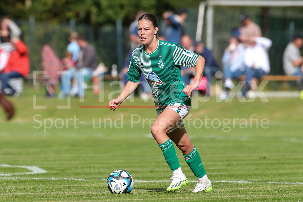 Fussball, Testspiel Frauen, Hamburger SV - SV Werder Bremen | v.li.: Juliane Wirtz (SV Werder Bremen, 28) Freisteller, Einzelbild, Ganzkörper, Aktion, Action, Spielszene