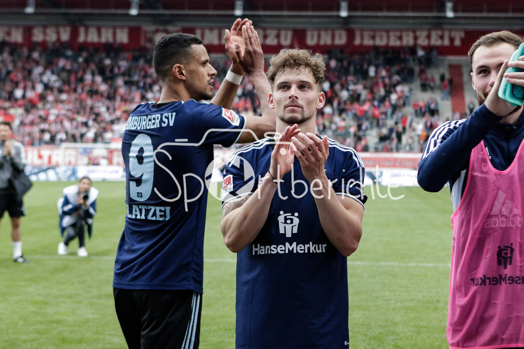 SSV Jahn Regensburg - Hamburger SV | Die Spieler des HSV feiern mit den mitgereisten fAns den Sieg in Regensburg / Jubel / Auswaertssieg / Freude / Ultras / DFL REGULATIONS PROHIBIT ANY USE OF PHOTOGRAPHS AS IMAGE SEQUENCES AND/OR QUASI-VIDEO/ / Daniel HEUER FERNANDEZ / Robert GLATZEL / Jonas DAVID / Moritz HEYER / Sebastian SCHONLAU