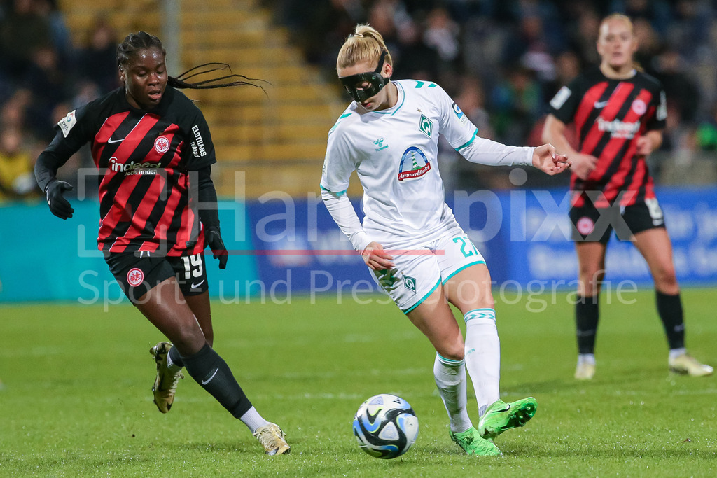 Fussball, Google Pixel Frauen-Bundesliga, Eintracht Frankfurt - SV Werder Bremen | v.li.: Nicole Anyomi (Eintracht Frankfurt, 19) und Nina Lührßen (SV Werder Bremen, 27) im Zweikampf, Duell, Dynamik, Aktion, Action, Spielszene, DIE DFB-RICHTLINIEN UNTERSAGEN JEGLICHE NUTZUNG VON FOTOS ALS SEQUENZBILDER UND/ODER VIDEOÄHNLICHE FOTOSTRECKEN. DFB REGULATIONS PROHIBIT ANY USE OF PHOTOGRAPHS AS IMAGE SEQUENCES AND/OR QUASI-VIDEO.