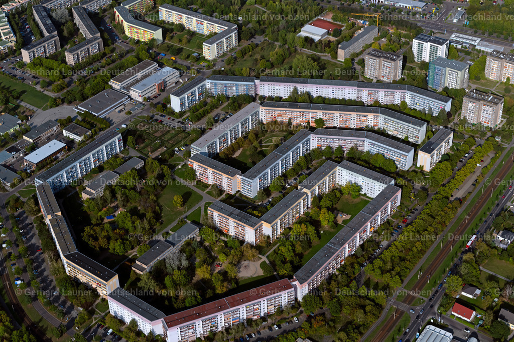 4040103 | LEIPZIG 14.09.2020 Wohngebiet der Mehrfamilienhaussiedlung an der Wegastraße - Jupiterstraße - Andromedaweg im Ortsteil Grünau-Nord in Leipzig im Bundesland Sachsen, Deutschland. // Residential area of the multi-family house settlement on Wegastrasse - Jupiterstrasse - Andromedaweg in the district Gruenau-Nord in Leipzig in the state Saxony, Germany. Foto: Gerhard Launer