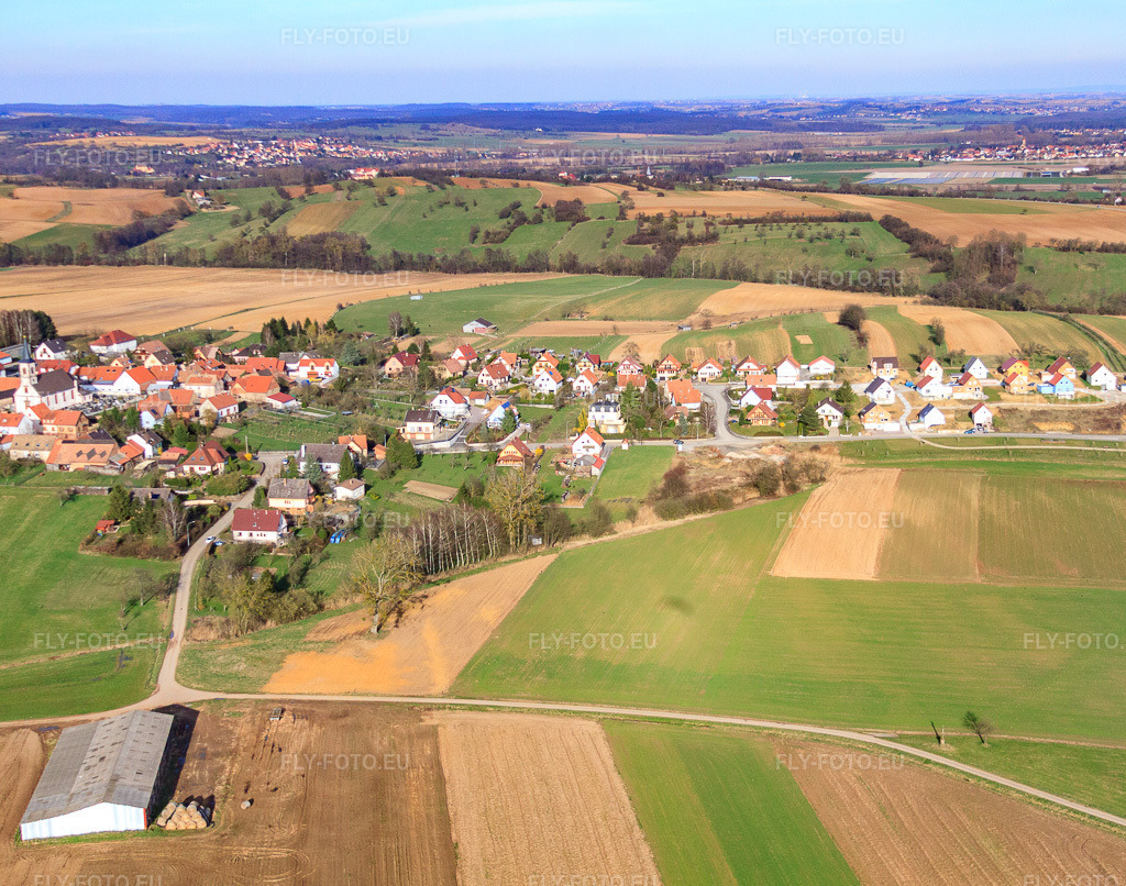 Vue aérienne: Vue de la ville depuis l'ouest à Forstheim dans le département Bas Rhin, France – .Photo: IMG_38698.jpg prise le 20/03/2011 par Werner Riehm/FLY-FOTO.eu – Résolution de l'original: 4026 x 3168 px
