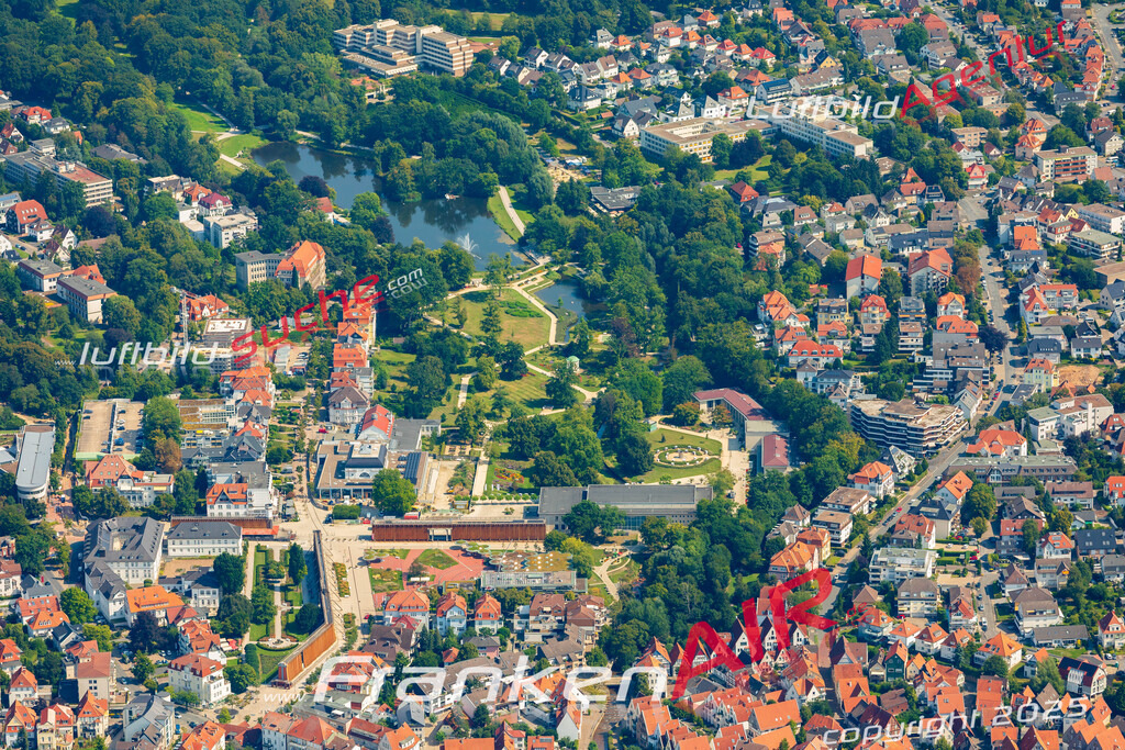 Schrägluftbild  Kurpark  Bad Salzuflen - Das Luftbild wurde 2025 vom UL-Flugzeug heraus erstellt (ohne Drohne- keine Drohnenaufnahme ) - Hochauflösende Luftaufnahme -Nicht vergleichbar mit Google Maps oder Satelittenbilder- Die Geschenkidee !Mit Lizenz und Bildrechte bestellbar