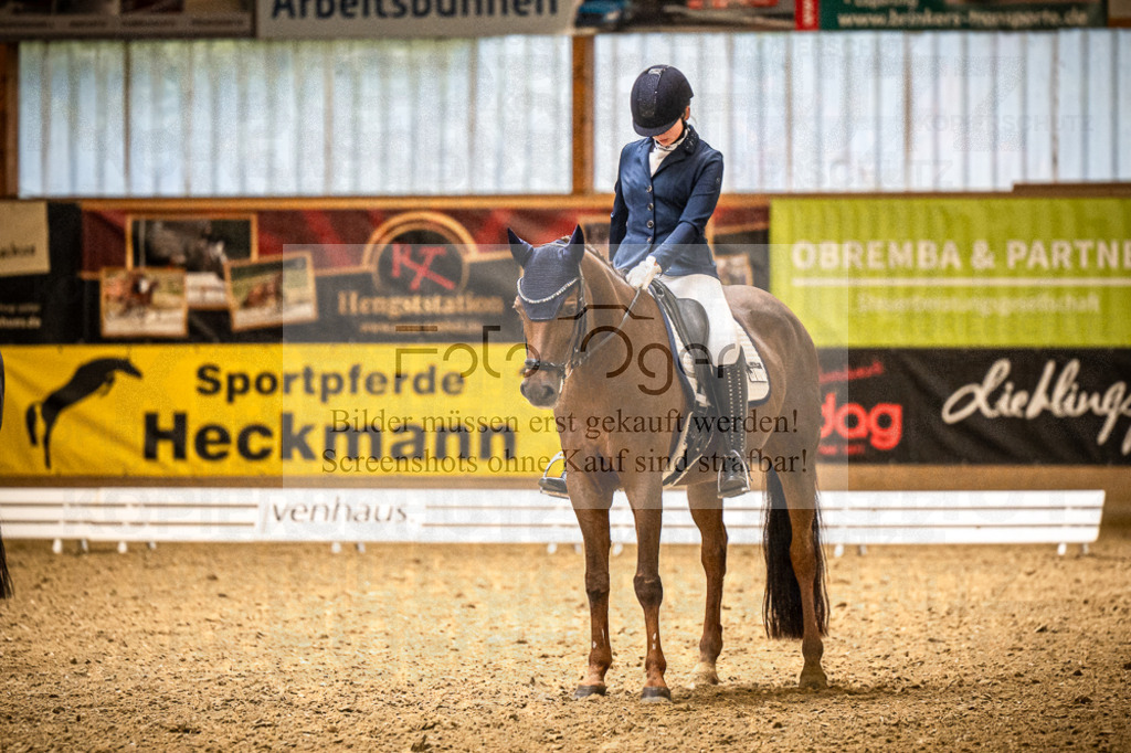 DOS_3451 | Entdecke hochwertige Reitturnierfotos von Foto Oger. Professionell, emotional und authentisch – jetzt Lieblingsmomente im Shop bestellen.Deutschlandweite Turnierfotografie. - Realisiert mit Pictrs.com