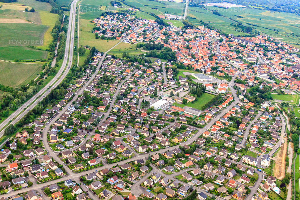 Vue aérienne: Vue de la ville depuis le sud-ouest à Herrlisheim dans le département Bas Rhin, France – .Photo: IMG_28849.jpg prise le 14/06/2010 par Werner Riehm/FLY-FOTO.eu – Résolution de l'original: 4752 x 3168 px