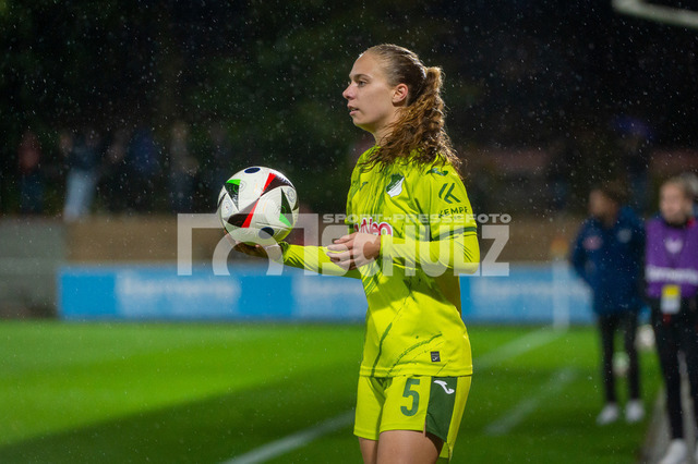 20240927_NSZ_6964 | Einwurf Jamilla Rankin (TSG Hoffenheim,No.05)DEU, Leverkusen, 27.09.2024 Fußball, Frauen, Google Pixel Frauen-Bundesliga, Saison 2024/2025, 4. Spieltag, Bayer 04 Leverkusen - TSG HoffenheimDIE DFB-RICHTLINIEN UNTERSAGEN JEGLICHE NUTZUNG VON FOTOS ALS SEQUENZBILDER UND/ODER VIDEOÄHNLICHE FOTOSTRECKEN - Realisiert mit Pictrs.com