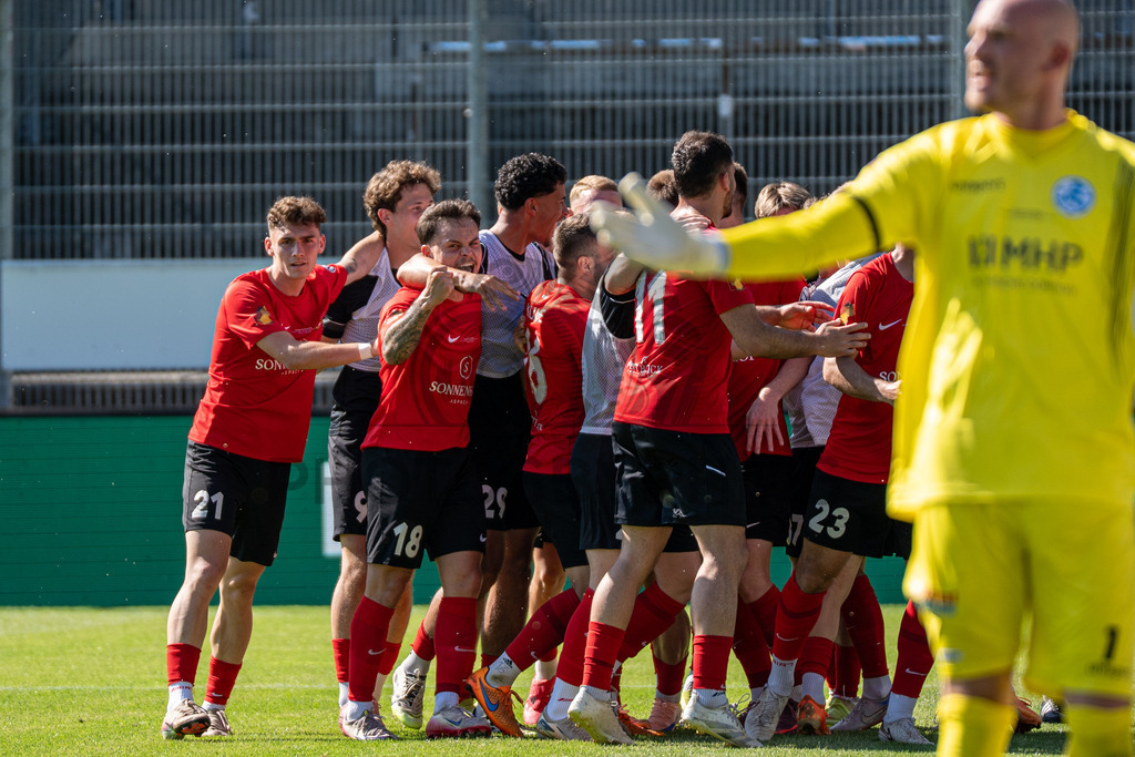 Stuttgarter Kickers vs. SG Sonnenhof Großaspach, Fussball, WFV-Pokal, Finale, 23.05.2026 | Kollektiver Torjubel nach Treffer durch Fabian Eisele (SG Sonnenhof Großaspach, #23) zum 0:2,Stuttgarter Kickers vs. SG Sonnenhof Großaspach, Fussball, WFV-Pokal, Finale, 23.05.2026