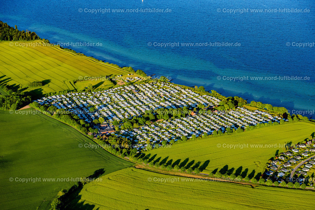 Schashagen_Campingplatz_Elfenschlucht_ELS_8504030622 | RUHLEBEN 03.06.2022 Campingplatz mit Wohnwagen und Zelten " Campingplatz Elfenschlucht " in Ruhleben an der Ostseeküste im Bundesland Schleswig-Holstein, Deutschland. Weiterführende Informationen bei: Campingplatz Elfenschlucht. // Campsite with caravans and tents " campsite Elfenschlucht " in Ruhleben on the Baltic Sea coast in the state Schleswig-Holstein, Germany. Further information at: Campingplatz Elfenschlucht. Foto: Martin Elsen