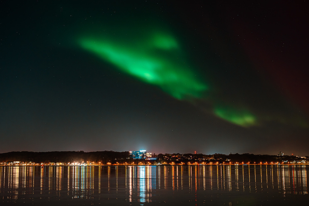 Polarlicht Kieler Förde_1 | Entdecken Sie hochwertige Fotoprodukte für Ihr Zuhause, Büro oder als besonderes Geschenk.rpixel.de bietet Ihnen exklusive Fotografien aus den Bereichen Natur, Landschaft und Motiven vom Meer.Einfach direkt im Online-Shop bestellen. - Realisiert mit Pictrs.com