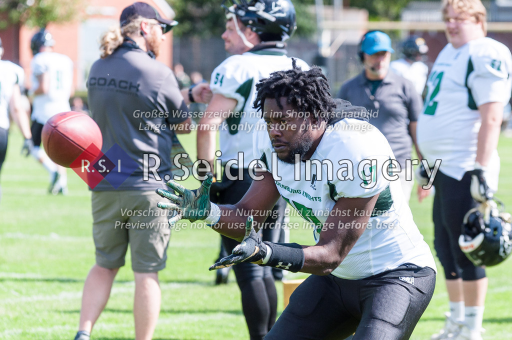 American Football, Saison 2022, Regionalliga Nord, Hamburg Blue Devils - Oldenburg Knights, Dr.-Hermann-Schnell-Sportplatz (Hamburg), 06.08.2022, 07. Gameweek | Adrian Dorsey (#17, Oldenburg) wärmt sich an der Sideline auf.