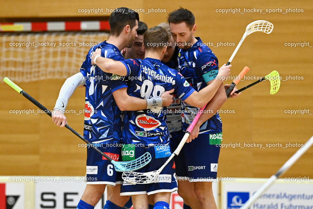 VSV Unihockey vs. IC Graz 17.12.2022 | Jubel VSV Unihockey Mannschaft, #6 Timo Schmid, #13 Martin Krametter, #5 Michael Kanduth