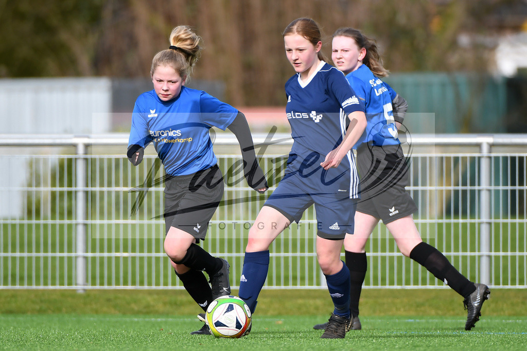 LENGRE20200229_0048 | Fussball, C-Juniorinnen:   bei dem Testspiel zwischen SC Preussen Lengerich und TSG 07 Burg Gretesch im Windmoeller &amp; Hoelscher Stadion am 29.02.2020 in Lengerich, Deutschland. - Realisiert mit Pictrs.com