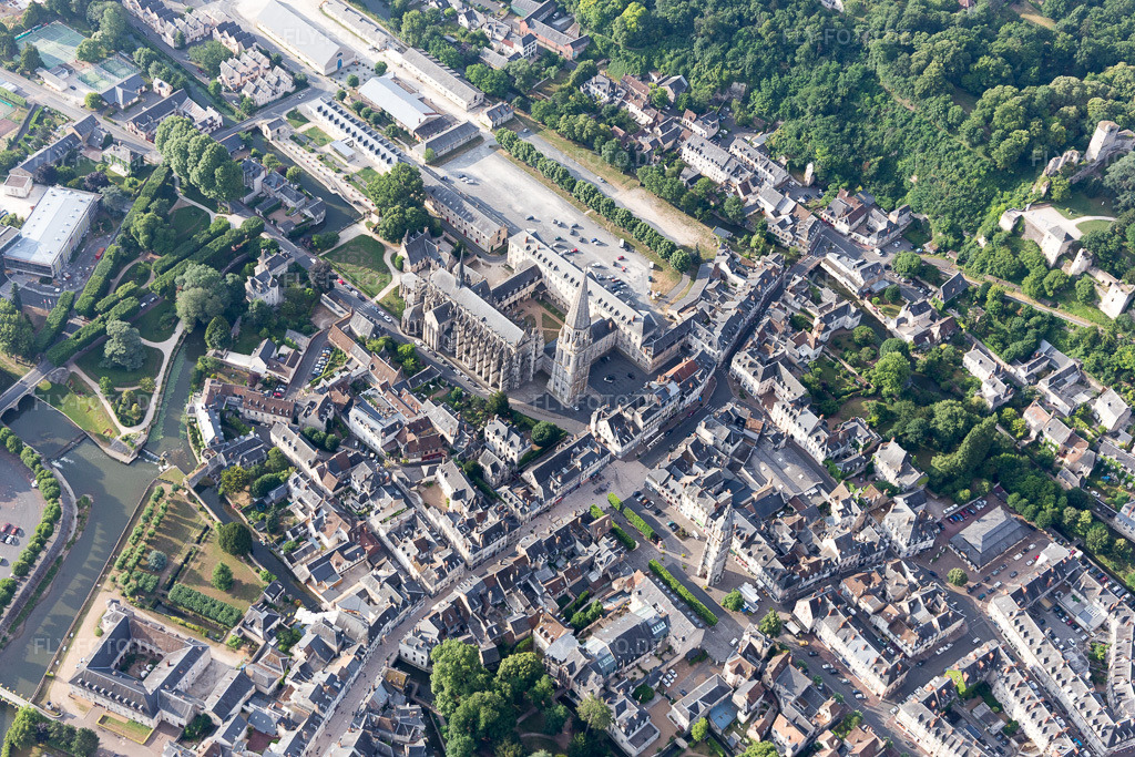 Luftbild: Ortsansicht in Vendôme im Bundesland Loir-et-Cher in Frankreich. – Foto: IMG_101104.jpg vom 24.06.2017 durch Werner Riehm/FLY-FOTO.de – Auflösung des Originals: 5472 x 3648 px