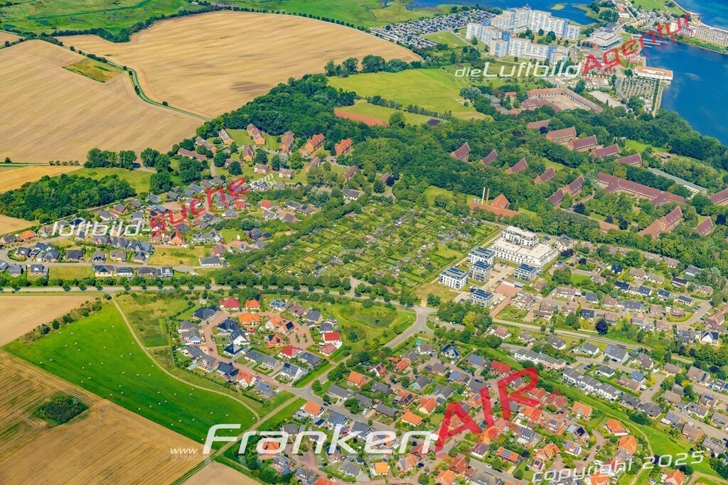 Klassische Luftaufnahme ohne Drohne zeigt:Dazendorfer Weg bei Heiligenhafen - Die Luftbildaufnahme wurde 2025 vom UL-Flugzeug heraus erstellt ( keine Drohnenaufnahme ) - Hochauflösende Luftaufnahme -Nicht vergleichbar mit Google Maps oder Satelittenbilder- Die Geschenkidee !Mit Lizenz und Bildrechte bestellbar