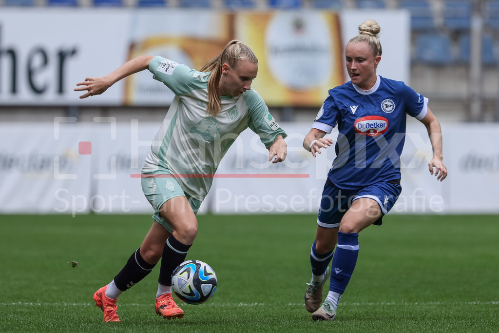 Fussball, DFB-Pokal Frauen, DSC Arminia Bielefeld - SV Werder Bremen | v.li.: Emöke Papai (SV Werder Bremen, 19) und Jocelyn Hampel (Arminia Bielefeld, 27) im Zweikampf, Duell, Dynamik, Aktion, Action, Spielszene, DIE DFB-RICHTLINIEN UNTERSAGEN JEGLICHE NUTZUNG VON FOTOS ALS SEQUENZBILDER UND/ODER VIDEOÄHNLICHE FOTOSTRECKEN. DFB REGULATIONS PROHIBIT ANY USE OF PHOTOGRAPHS AS IMAGE SEQUENCES AND/OR QUASI-VIDEO.