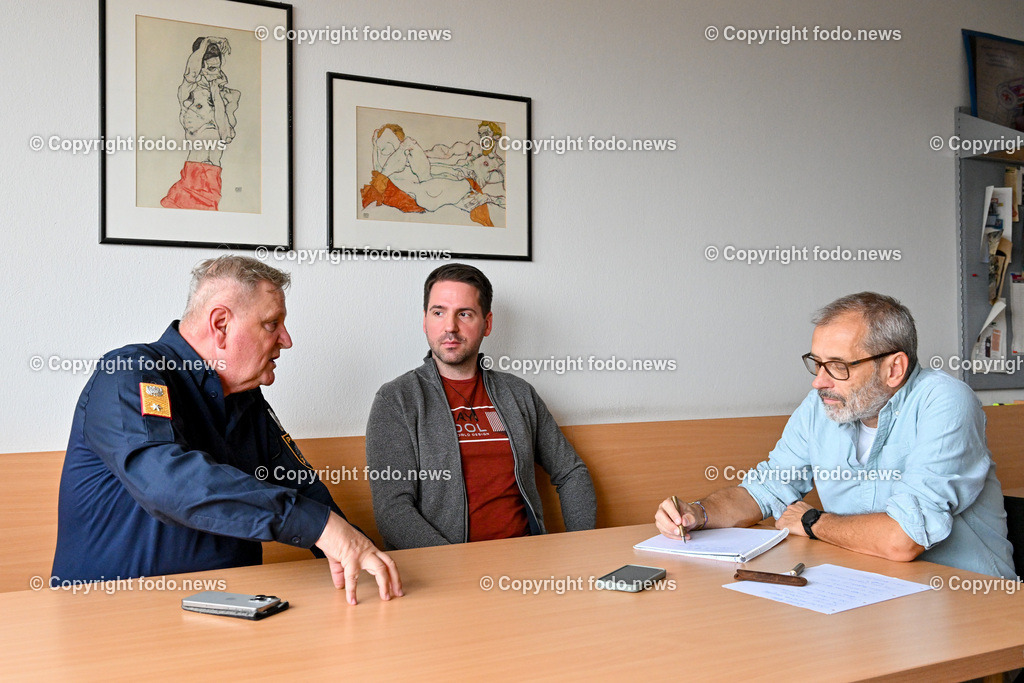 Stadtpolizeikommando Linz_ Interview_ 24.10.2023-16 | 24.10.2023, Linz, AUT, Stadtpolizeikommando Linz, im Bild Karl Pogutter (Stadtpolizeikommandant Linz), Andreas Ploeckinger (Kripo Linz), Gerald Schwab (Krone Redaktion Linz)

