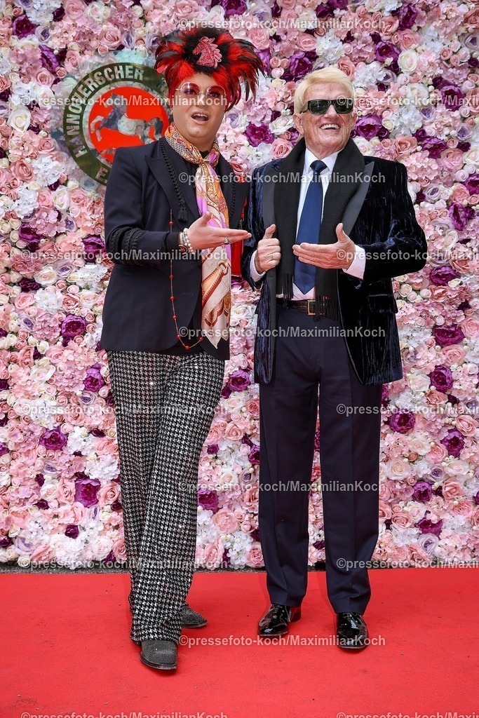 HanPromi24082500022 | 2025.08.24, Promis beim Audi-Ascot-Renntag auf der Galopprennbahn Neue Bult in Hannover. Die Gäste genießen die elegante Atmosphäre beim Pferderennen. Julian F.M. Stoeckel (Influencer, Modedesigner und Modeikone) zusammen mit Schlagersänger Heino ( orig. Heinz Georg Kramm, Musiker) 