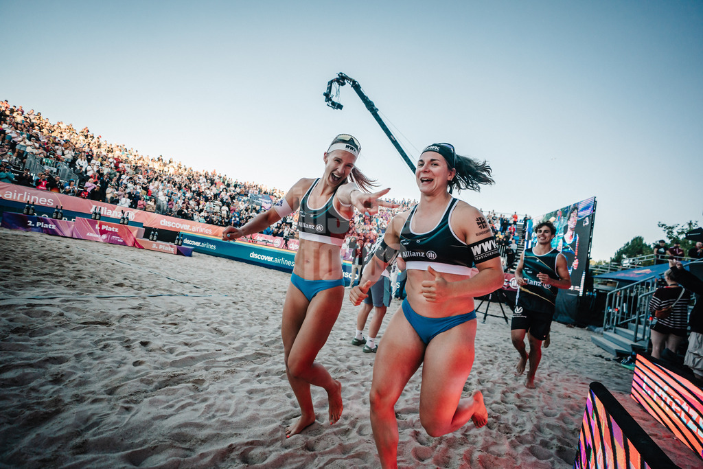 Beachvolleyball | Frauen und Männer | Deutsche Meisterschaften 2025 Timmendorfer Strand | 07.09.2025 | v.l. Sandra Ittlinger und Anna-Lena Grüne laufen ein für die Siegerehrung