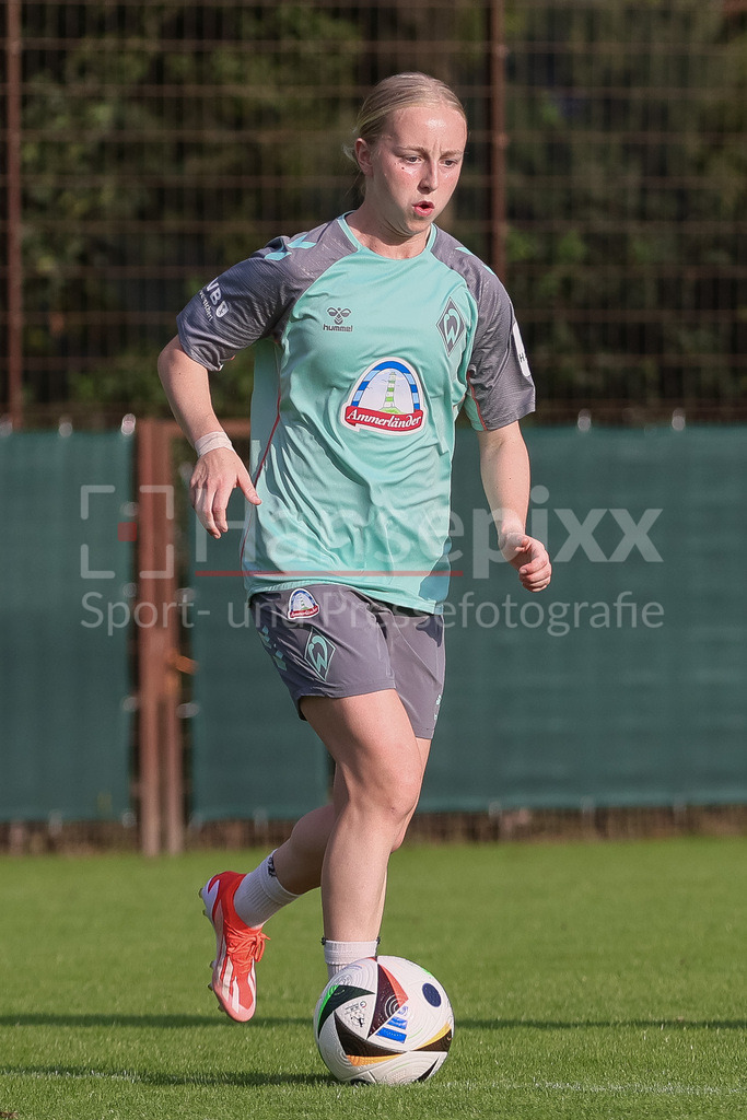 Fussball, Google Pixel Frauen-Bundesliga, Training SV Werder Bremen | v.li.: Caroline Siems (SV Werder Bremen, 21) am Ball, Freisteller, Einzelbild, Ganzkörper, Aktion, Action, Spielszene