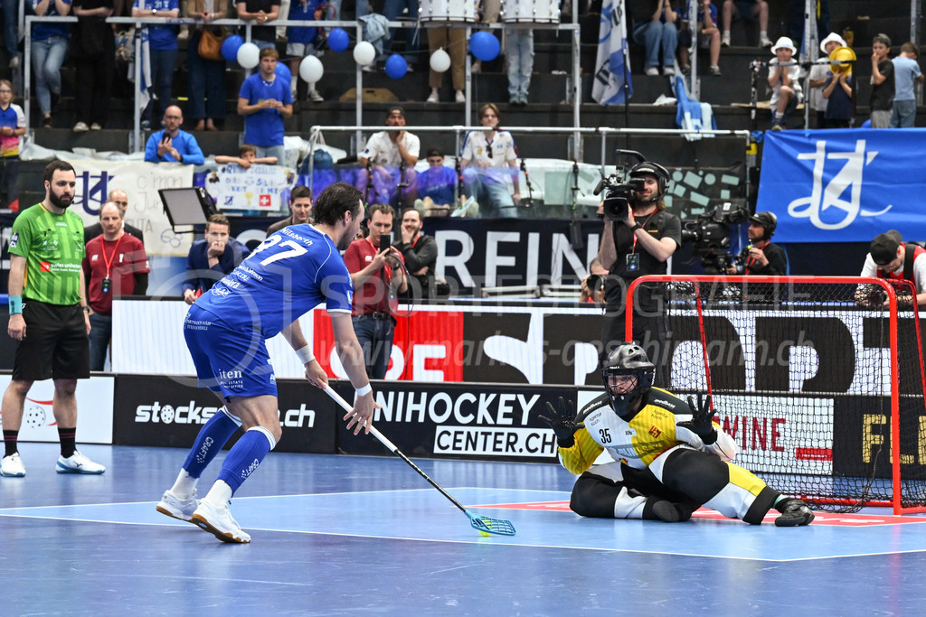 Zug United - HC Rychenberg - 25. April 2026 | Robin Nilsberth (#97 Zug United) scheitert an Eric Kunz (#35 HC Rychenberg Winterthur) und macht den HCR damit zum Schweizer Meister am L-UPL Superfinal-Spiel zwischen Zug United und HC Rychenberg am 25. April 2026 in der BCF Arena, Fribourg, Schweiz.Bild: Sportfotografie Markus Aeschimann | www.markus-aeschimann.ch - Realisiert mit Pictrs.com
