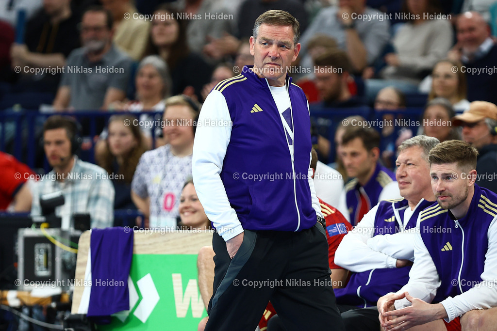 NH_TeamBitter_TeamPommes_AbschiedsspielEinsNoch_10042025 | Alfred Gislason (Trainer, Team Bitter)Handball I Herren I Abschiedsspiel "Eins noch" I Pascal "Pommes" Hens und Johannes Bitter I 10.04.2025 I Barclays Arena