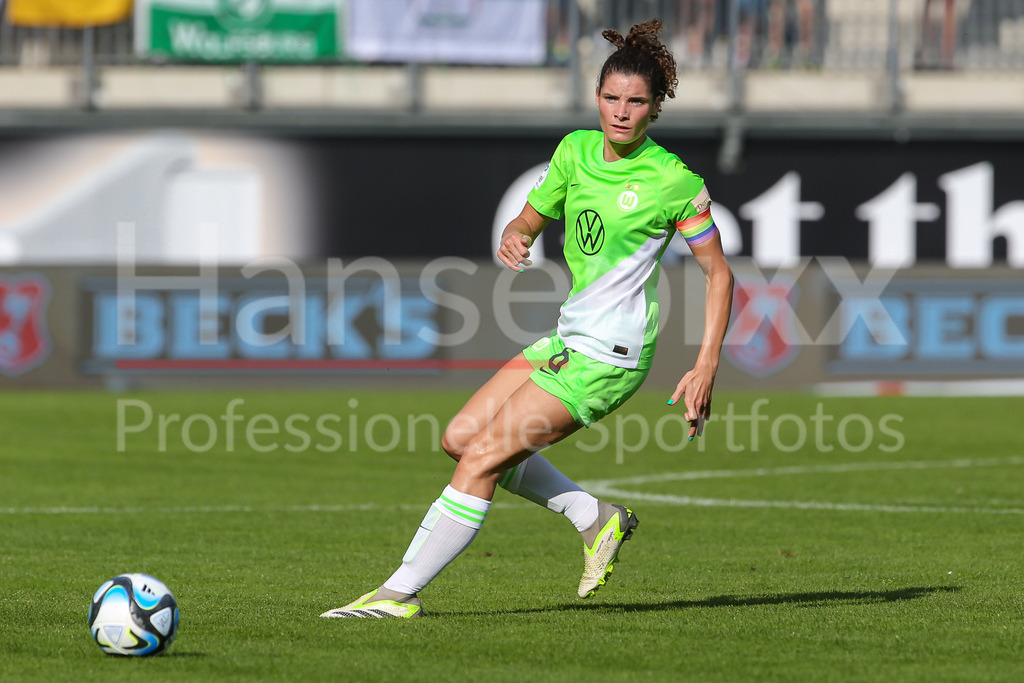 Fussball, Google Pixel Frauen-Bundesliga, VfL Wolfsburg - Bayer 04 Leverkusen | v.li.: Dominique Janssen (VfL Wolfsburg, 6) Freisteller, Einzelbild, Ganzkörper, Aktion, Action, Spielszene, DIE DFB-RICHTLINIEN UNTERSAGEN JEGLICHE NUTZUNG VON FOTOS ALS SEQUENZBILDER UND/ODER VIDEOÄHNLICHE FOTOSTRECKEN. DFB REGULATIONS PROHIBIT ANY USE OF PHOTOGRAPHS AS IMAGE SEQUENCES AND/OR QUASI-VIDEO.