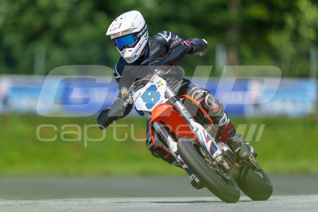 G-Cup + Supermoto Staatsmeisterschaft + Hungarian Supermoto Championship | GRIPcapture steht für authentische Sportfotografie in Österreich – für Momente, die mehr sind als Geschwindigkeit oder Ergebnis. Es geht um Emotion, Spannung, Fokus und den Augenblick, der oft nur einen Wimpernschlag dauert.Ob Motorsport, Teamsport oder 