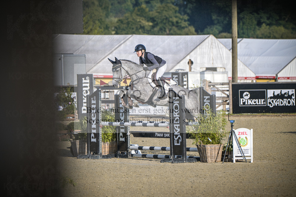 DOS_7000 | Entdecke hochwertige Reitturnierfotos von Foto Oger. Professionell, emotional und authentisch – jetzt Lieblingsmomente im Shop bestellen.Deutschlandweite Turnierfotografie. - Realisiert mit Pictrs.com