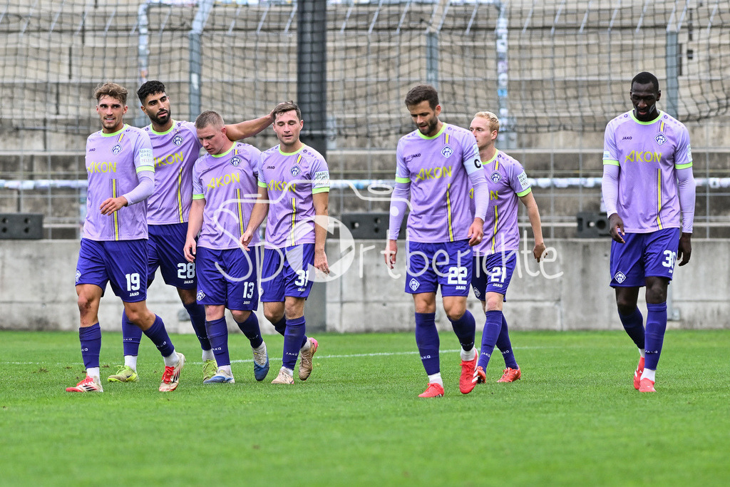FC Bayern Amateure - FC Würzburger Kickers | Jubel der Gäste nach dem Treffer zum 0-3 durch Tim KRAUS (Würzburger Kickers 31) / Tor / Torschuetze / Freude / Happy / Regionalliga Bayern: FC Bayern Amateure - FC Würzburger Kickers; Grünwalder Stadion am 27.09.2025