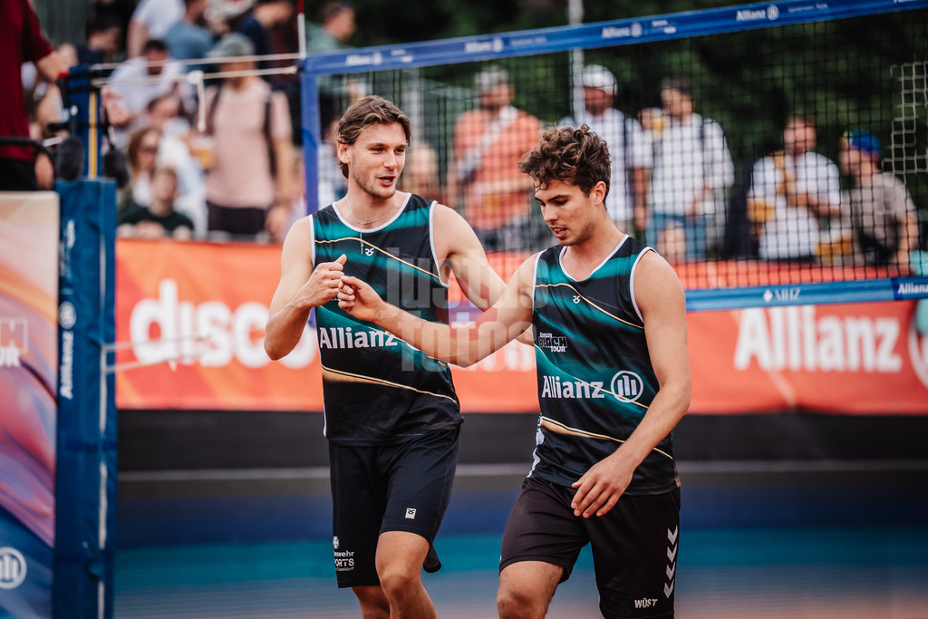 Beachvolleyball | Männer | Allianz German Beach Tour 2025 | Tourstop München | 11.07.2025 | v.l. Paul Henning und Lui Wüst jubeln