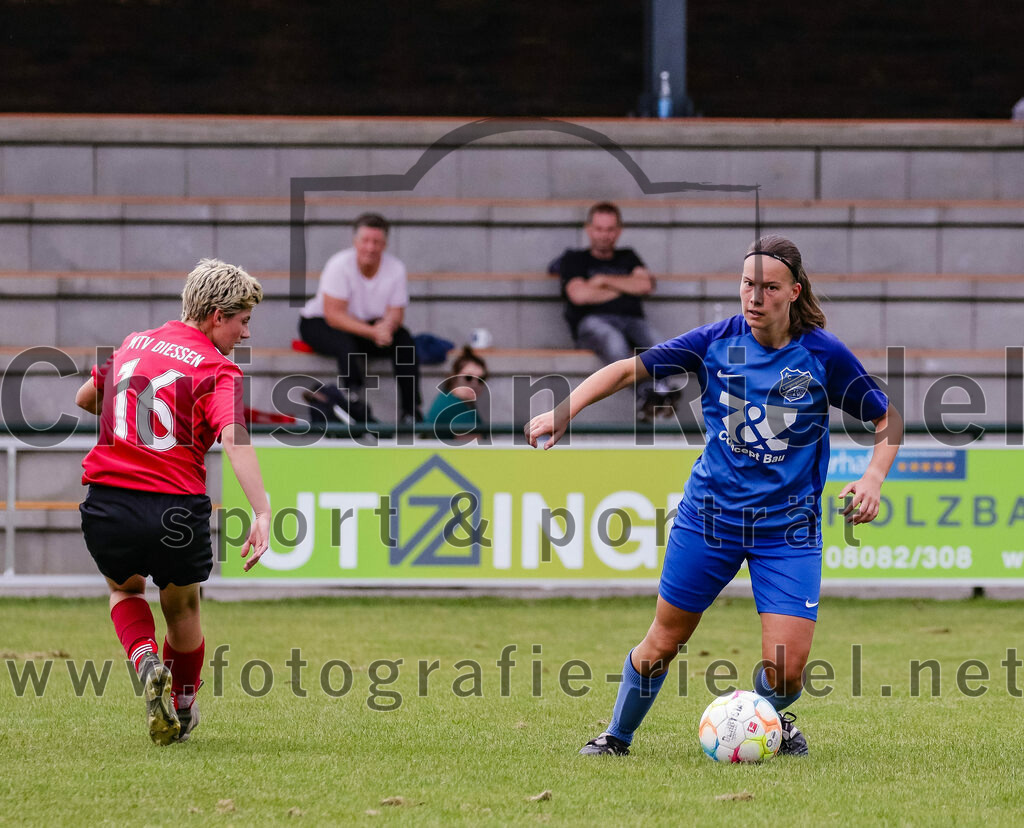 2023-10-07_085_FC_Langengeisling_gegen_MTV_Diessen_Ammersee | Erding, Deutschland, 07.10.2023:
Fußball, Bezirksoberliga 2023 / 2024, 6. Spieltag, FC Langengeisling gegen MTV Diessen/Ammersee, Endergebnis: 0:3

Katharina Hack (MTV Diessen/Ammersee, #16), Lisa Mayer (FC Langengeisling, #6)

Foto: Christian Riedel / fotografie-riedel.net