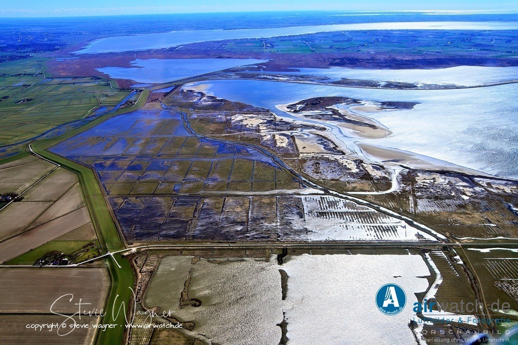 Luftbilder Nordstrand & Beltringharder Koog | Die Fläche wurde durch die Schaffung einer künstlichen Lagune mit eingeschränktem Wasseraustausch, über das Holmer Siel und das Lüttmoorsiel, in ein ökologisch vielfältiges Gebiet umgewandelt.